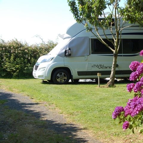 PARCELA - Parcela + vehículo (incluye ducha y agua caliente)