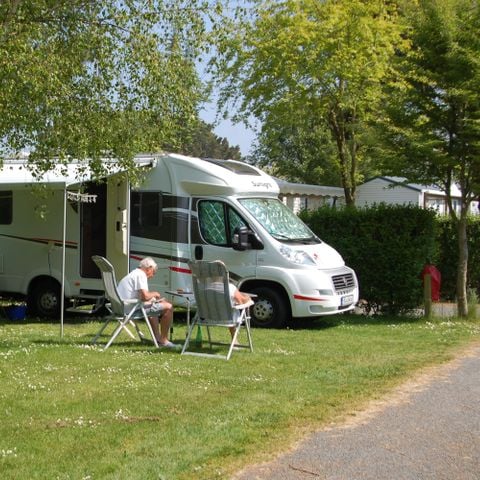 STAANPLAATS - Standplaats + voertuig (inclusief douche en warm water)