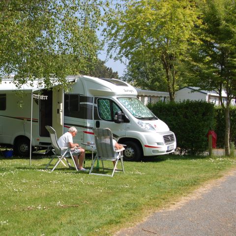 Stellplatz - Stellplatz + Fahrzeug (inkl. Dusche und Warmwasser)