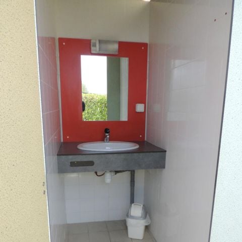 PIAZZOLA - Pacchetto comfort (1 tenda, roulotte o camper / 1 auto / elettricità 10A)