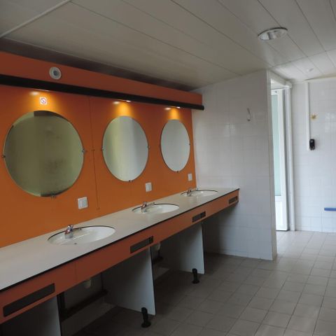 PIAZZOLA - Pacchetto comfort (1 tenda, roulotte o camper / 1 auto / elettricità 10A)