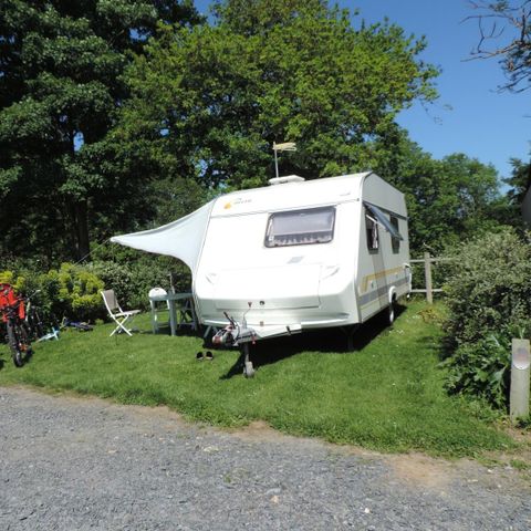 Kampeerplaats - Comfortpakket (1 tent, caravan of camper / 1 auto / 10A elektriciteit)