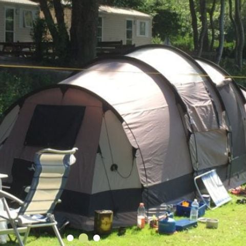 Kampeerplaats - Comfortpakket (1 voertuig + tent/caravan/camper elektriciteit + water) - € 1.000