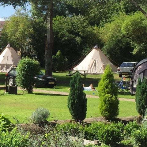 Kampeerplaats - Comfortpakket (1 voertuig + tent/caravan/camper elektriciteit + water) - € 1.000