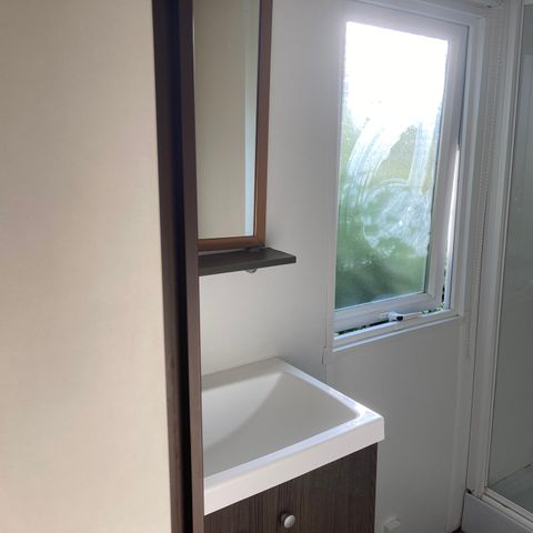 MOBILHOME 2 personnes - 07-Mobil-Home Confort 24 m2 (2ch - 2/4 pers.) + petite terrasse couverte + TV + Clim - prix pour 2 personnes