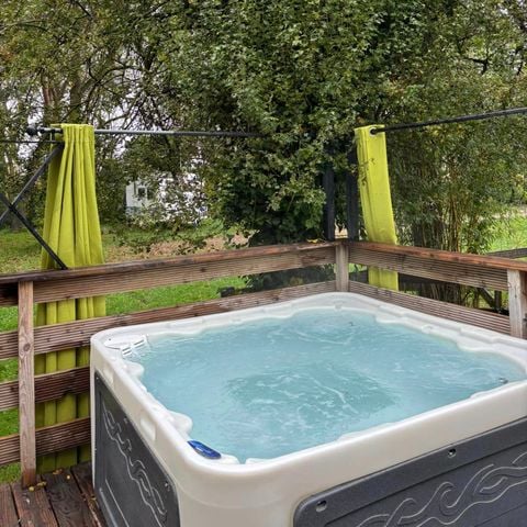 HÉBERGEMENT INSOLITE 2 personnes - 16-Tiny House 17m2 (2ch - 1/4 pers.) + Jaccuzzi + Lits faits + serviette + kit boisson + TV + clim - prix pour 2 personnes