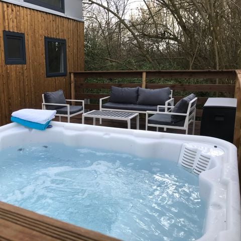 HÉBERGEMENT INSOLITE 2 personnes - 16-Tiny House 17m2 (2ch - 1/4 pers.) + Jaccuzzi + Lits faits + serviette + kit boisson + TV + clim - prix pour 2 personnes