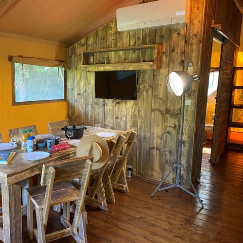 Tente en toile et en bois 2 personnes - 17-Tente safari Woody Deluxe 30m2 (2ch - 2/5 pers.) + Jaccuzzi + Lits faits + serviette + kit boisson - prix pour 2 personnes