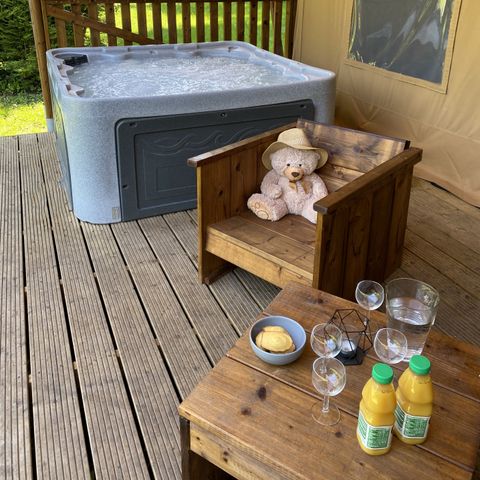 Tente en toile et en bois 2 personnes - 17-Tente safari Woody Deluxe 30m2 (2ch - 2/5 pers.) + Jaccuzzi + Lits faits + serviette + kit boisson - prix pour 2 personnes