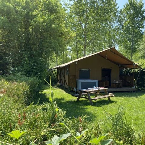 Tente en toile et en bois 2 personnes - 17-Tente safari Woody Deluxe 30m2 (2ch - 2/5 pers.) + Jaccuzzi + Lits faits + serviette + kit boisson - prix pour 2 personnes