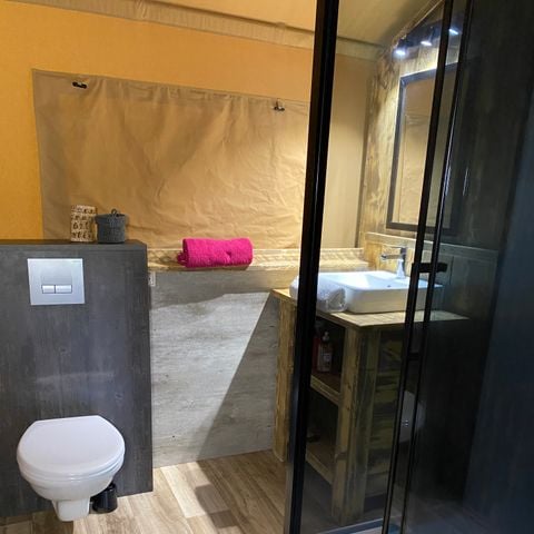 SafariZelt 2 Personen - 17-Safari-Zelt Woody Deluxe 30m2 (2 Schlafz. - 2/5 Betten) + Jaccuzzi + gemachte Betten + Handtuch + Getränkekit - Preis für 2 Personen