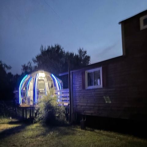 HÉBERGEMENT INSOLITE 2 personnes - 18-Château Mobile 28m2 (2ch - 2/6pers.) + TV+Clim + Jaccuzzi + lit faits + serviettes + kit boissons - prix pour 2 personnes