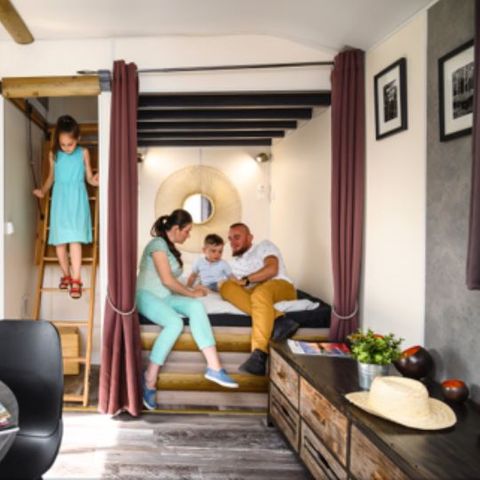 Insolite 2 personnes - 18-Château Mobile 28m2 (2ch - 2/6pers.) + TV+Clim + Jaccuzzi + lit faits + serviettes + kit boissons - prix pour 2 personnes