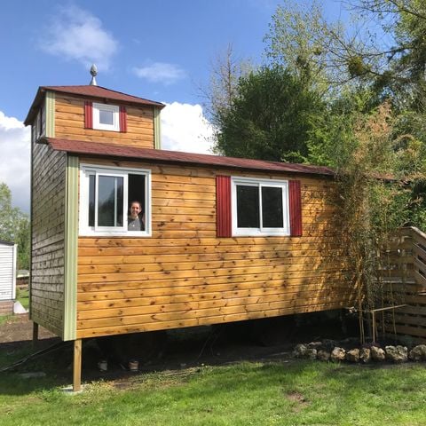 HÉBERGEMENT INSOLITE 2 personnes - 18-Château Mobile 28m2 (2ch - 2/6pers.) + TV+Clim + Jaccuzzi + lit faits + serviettes + kit boissons - prix pour 2 personnes