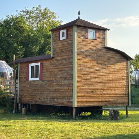 ALOJAMIENTO INUSUAL 2 personas - 18-Château Mobile 28m2 (2bed - 2/6pers.) + TV+Clim + Jaccuzzi + camas hechas + toallas + kit de bebidas - precio para 2 personas