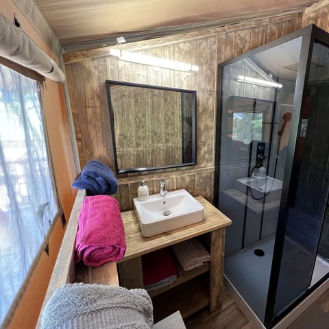 Tente en toile et en bois 2 personnes - 19-Tente safari XXL Deluxe pilotis 50m2 (3ch - 2/7 pers.) +Spa Air+Lits faits+serviettes+boissons - prix pour 2 personnes