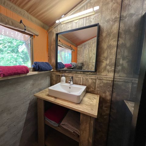 Tente en toile et en bois 2 personnes - 19-Tente safari XXL Deluxe pilotis 50m2 (3ch - 2/7 pers.) +Spa Air+Lits faits+serviettes+boissons - prix pour 2 personnes