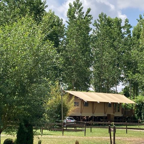 Tente en toile et en bois 2 personnes - 19-Tente safari XXL Deluxe pilotis 50m2 (3ch - 2/7 pers.) +Spa Air+Lits faits+serviettes+boissons - prix pour 2 personnes
