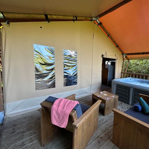 Tente en toile et en bois 2 personnes - 19-Tente safari XXL Deluxe pilotis 50m2 (3ch - 2/7 pers.) +Spa Air+Lits faits+serviettes+boissons - prix pour 2 personnes