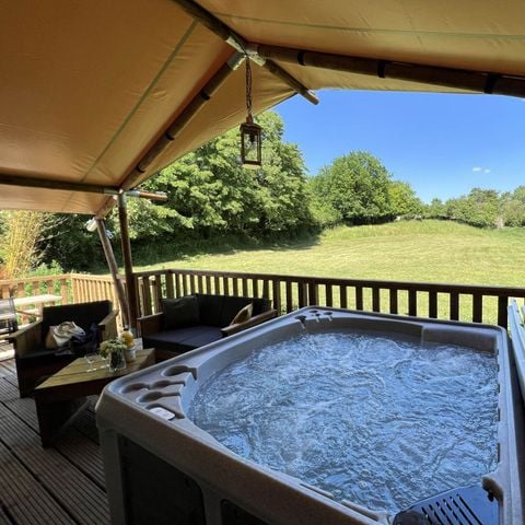 Tente en toile et en bois 2 personnes - 19-Tente safari XXL Deluxe pilotis 50m2 (3ch - 2/7 pers.) +Spa Air+Lits faits+serviettes+boissons - prix pour 2 personnes