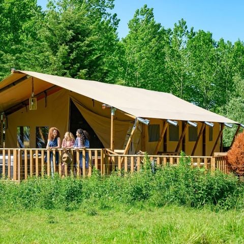 Tente en toile et en bois 2 personnes - 19-Tente safari XXL Deluxe pilotis 50m2 (3ch - 2/7 pers.) +Spa Air+Lits faits+serviettes+boissons - prix pour 2 personnes