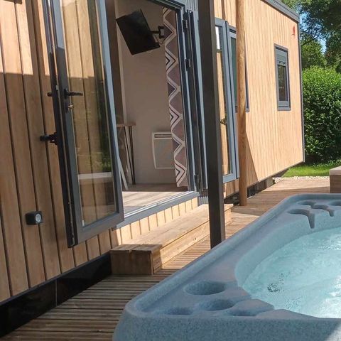 Tente en toile et en bois 2 personnes - 21-Lodge de Luxe + jacuzzi plein air+ lits faits + serviettes + kit boissons chaudes - prix pour 2 personnes