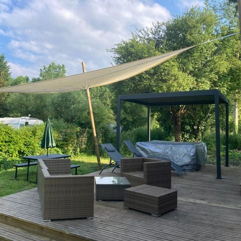 Tente en toile et en bois 2 personnes - 21-Lodge de Luxe + jacuzzi plein air+ lits faits + serviettes + kit boissons chaudes - prix pour 2 personnes