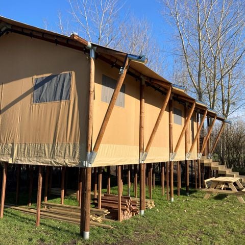 Tente en toile et en bois 2/7 personnes - Tente safari - XXL Deluxe pilotis 50m2 - 3 chambres - +Spa Interieur+Litsfaits+serviette+boisson