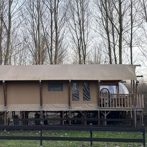 Tente en toile et en bois 2/7 personnes - Tente safari - XXL Deluxe pilotis 50m2 - 3 chambres - +Spa Interieur+Litsfaits+serviette+boisson