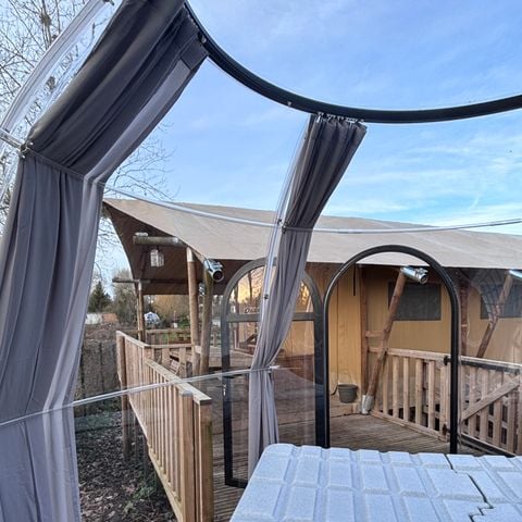 Tente en toile et en bois 2/7 personnes - Tente safari - XXL Deluxe pilotis 50m2 - 3 chambres - +Spa Interieur+Litsfaits+serviette+boisson