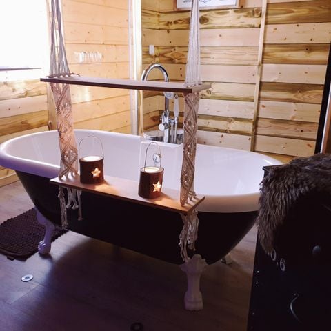 TENTE TOILE ET BOIS 2 personnes - Cabane du Castor (Sauna,douche,baignoire,poêle à bois)