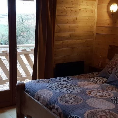 Hébergement 2 personnes - Cabane de L'orpailleur (poêle bois, baignoire, douche)