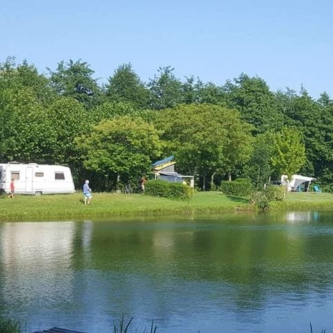 STAANPLAATS - Kale standplaats voor tent, caravan of camper (met elektriciteit)