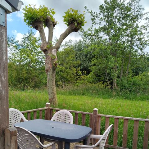 BUNGALOW 4 personnes - Confort TV - 1 chambre + terrasse semi couverte -