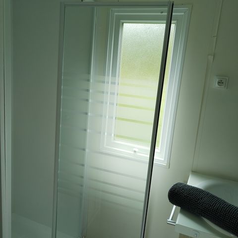 Stacaravan 4 personen - Confort TV - 1 slaapkamer + halfoverdekt terras -