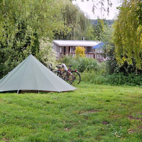 STAANPLAATS - tent of caravan - Elektriciteit en een douche inbegrepen per dag en per persoon