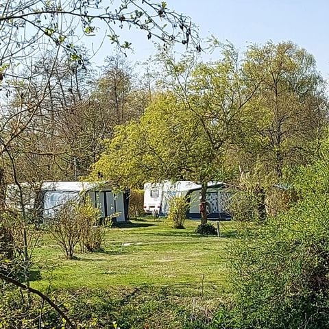 EMPLACEMENT - tente ou caravane - Electricité et une douche incluses par jour et par personne