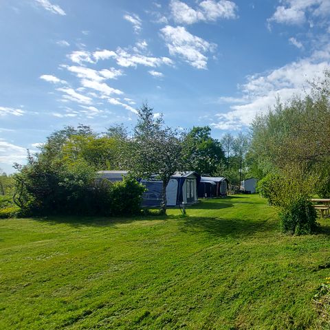 Pitch - tent or caravan - Electricity and a shower included per day and per person