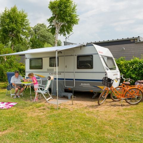 Stellplatz - Forfait Confort (1 Zelt, Wohnwagen oder Wohnmobil / 1 Auto / Strom 3A)