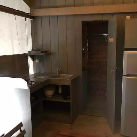Tente en toile et en bois 4 personnes - Cabane Lodge sur Pilotis Confort 27m² - 2 chambres + terrasse couverte