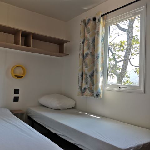 Mobilheim 4 personen - Premium 29m² - 2 Schlafzimmer + halboffene Terrasse + TV + LV + Klimaanlage + Bettwäsche inklusive