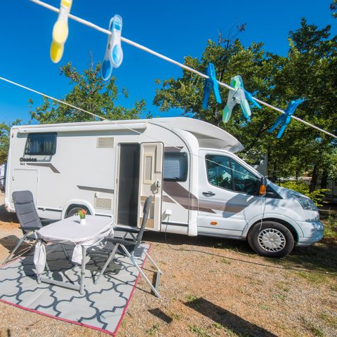 Kampeerplaats - Comfortpakket - elektrische aansluiting inbegrepen