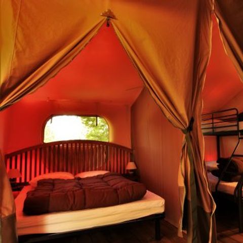 Tente en toile et en bois 5 personnes - Tente Lodge Victoria 30 m² avec salle de bain - terrasse couverte 5 pers