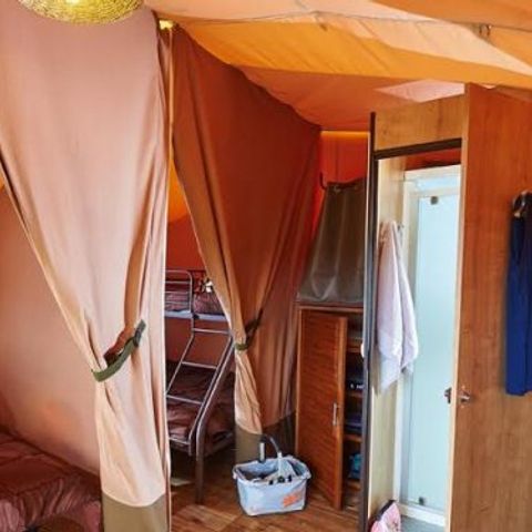 Tente en toile et en bois 5 personnes - Tente Lodge Victoria 30 m² avec salle de bain - terrasse couverte 5 pers