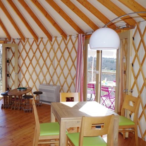 ALOJAMIENTO INUSUAL 2 personas - Moderna yurta para 2 personas incluida, yurta para 4 personas disponible con coste adicional en el camping.