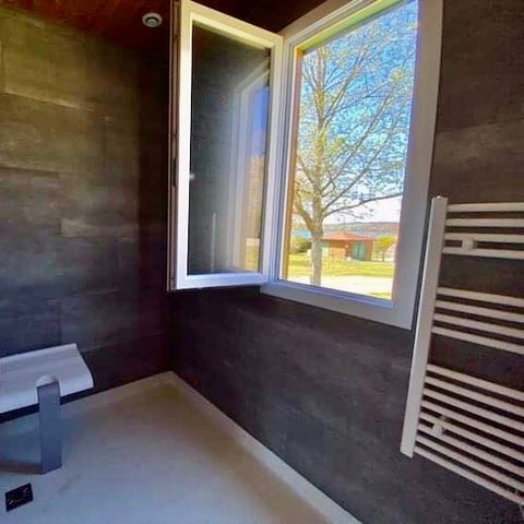 Chalet 6 personen - Chalet PMR supérieur (Person mit eingeschränkter Mobilität) 39m²-2 Zimmer/überdachte Terrasse 6 Pers.
