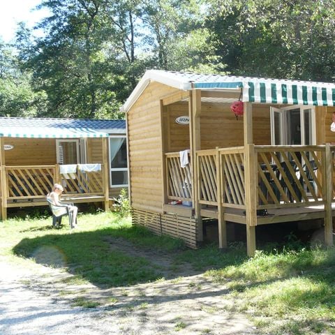 Mobilheim 6 Personen - Mobilheim „Standard Loggia“ 26 m² – 2 Schlafzimmer + überdachte Terrasse 9 m² + TV, 4–6 Personen