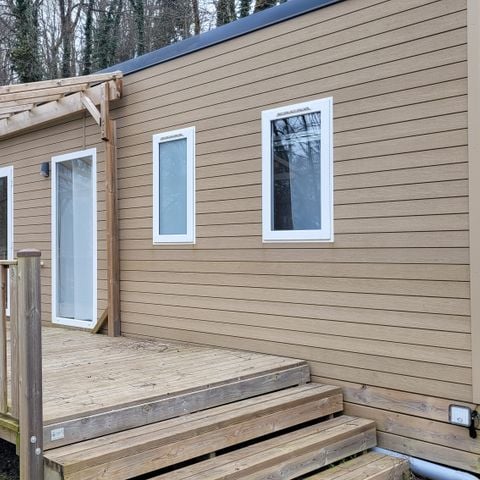 Mobilheim 6 Personen - MH Premium Riviera 32 m² – 3 Schlafzimmer + halbüberdachte Terrasse 15 m² + TV + Klimaanlage + Geschirrspüler – für 6 Personen