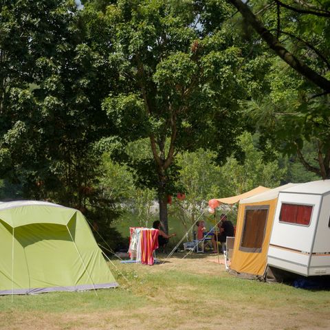 Stellplatz - Stellplatz + Elektrizität + Auto + Zelt / Wohnwagen oder Wohnmobil 2 Pers.
