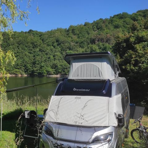Kampeerplaats - Standplaats + elektriciteit + auto + tent / caravan of camper voor 2 personen